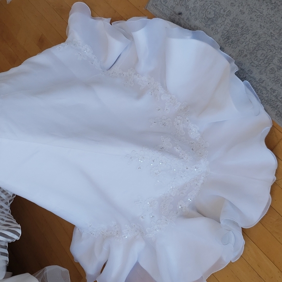 Beautiful bright white wedding dress with unique hem line - Picture 4 of 5